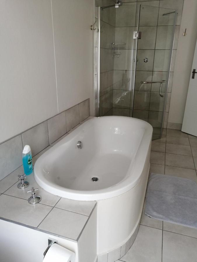 Park Living Guesthouse ブルームフォンテーン エクステリア 写真