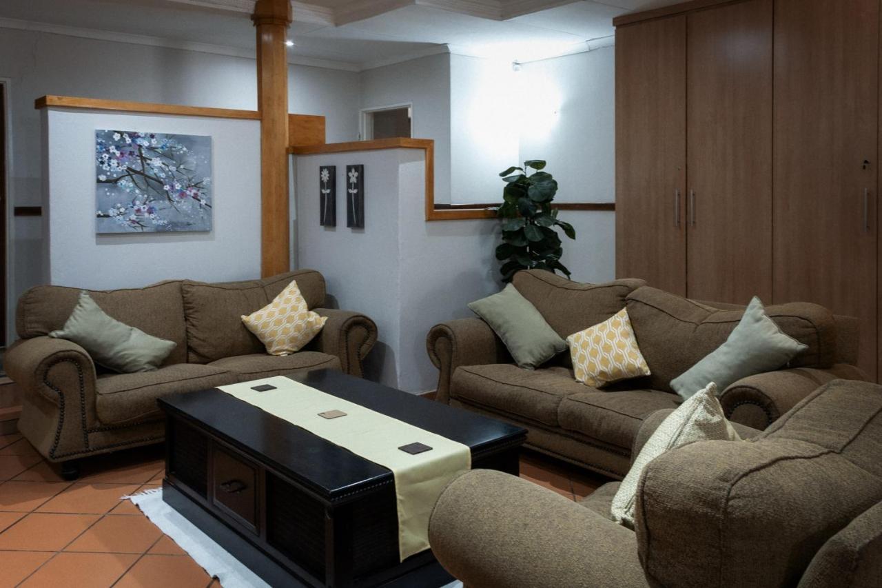 Park Living Guesthouse ブルームフォンテーン エクステリア 写真